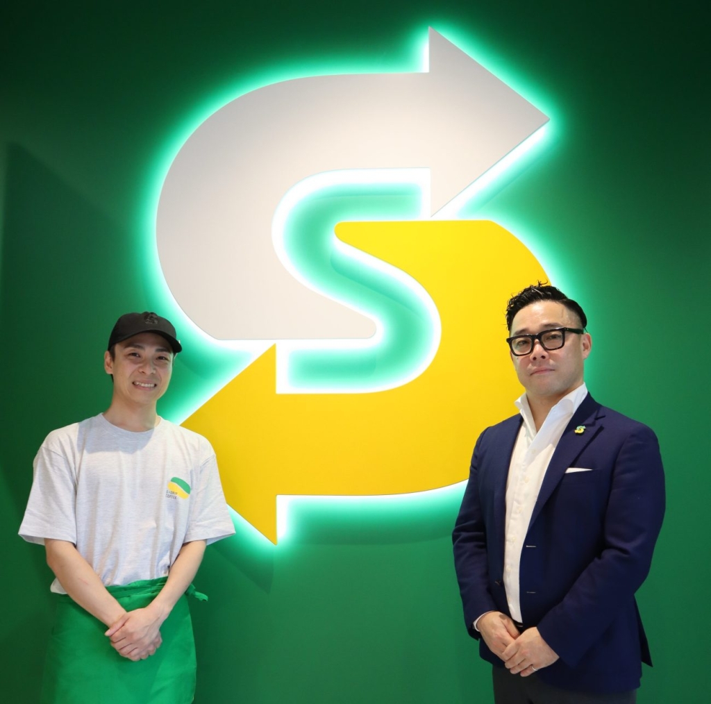 サブウェイ ヨコハマベイサイド本店の山之城隆司店長(左)とマーケティング本部海野徹基部長(右)