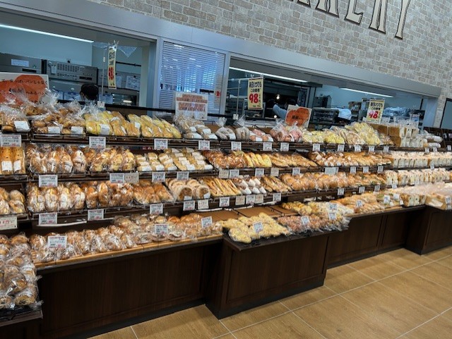毎日店舗で焼き上げるパン(画像はイメージ)