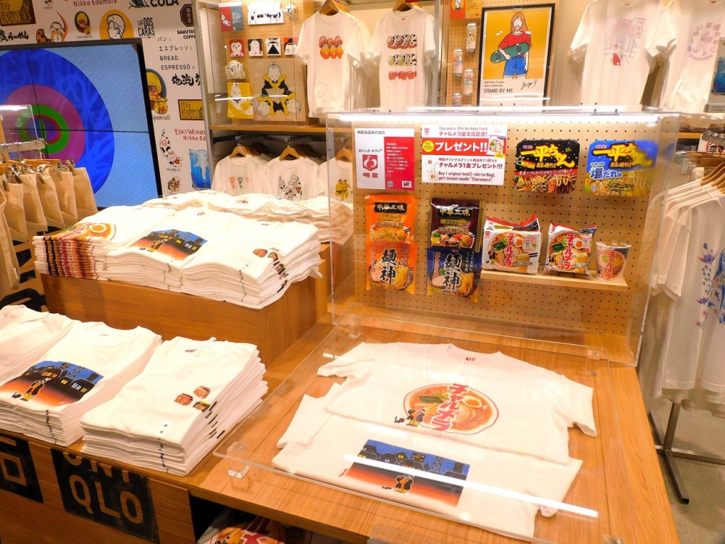 明星食品×ユニクロ 売場写真