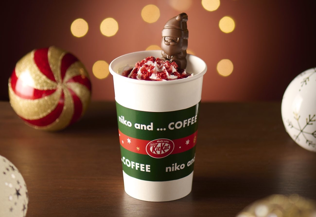 ストロベリーバニララテMade with KITKAT® ホリデイサンタ