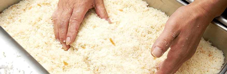 まい泉独特のパン粉を使用。揚げ油は特注品