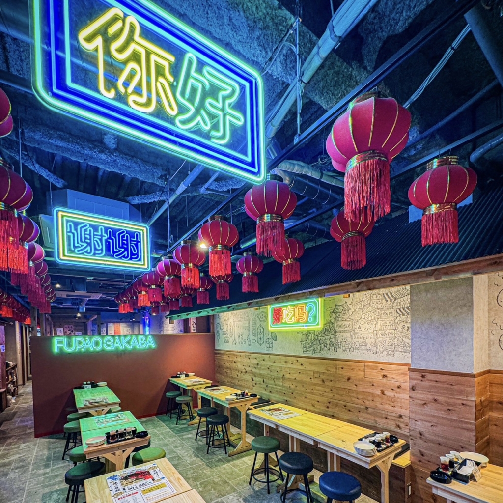 現地の屋台を彷彿とさせる店内