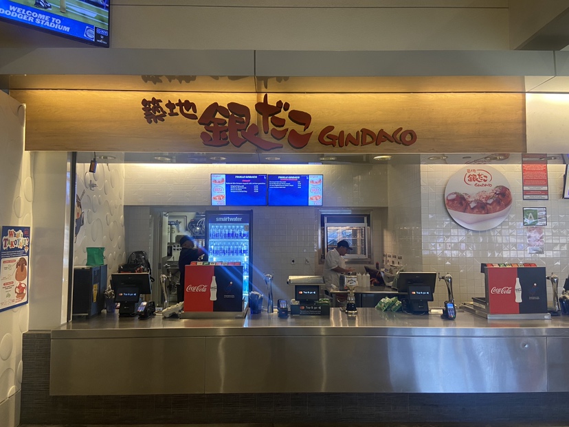 「築地銀だこ・ドジャー・スタジアム店」の様子