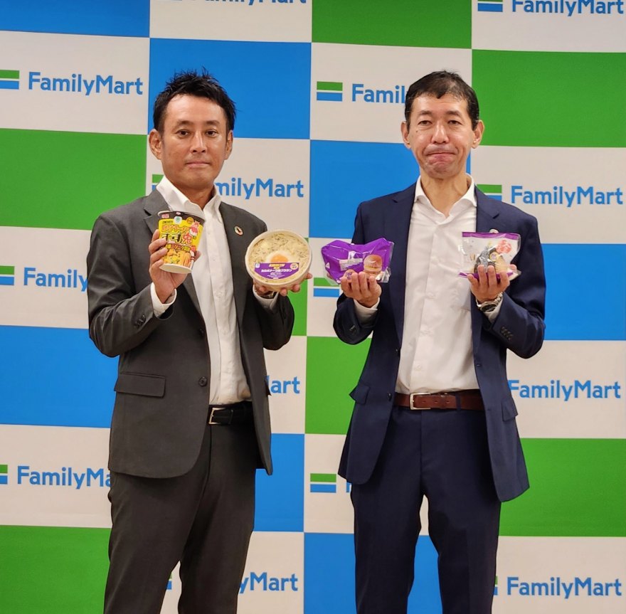 橋本部長(左)と商品本部デリカ食品部笠原真輔グループマネージャー(右)