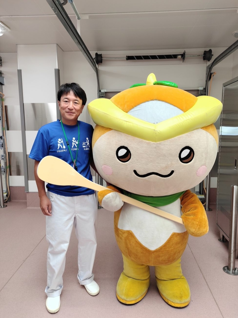 小林洋介栄養教諭と子どもたちへの食育等で活躍する埼玉県所沢市のキャラクター「トコろん」