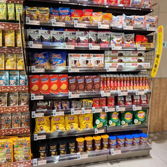 量販店の輸入菓子棚