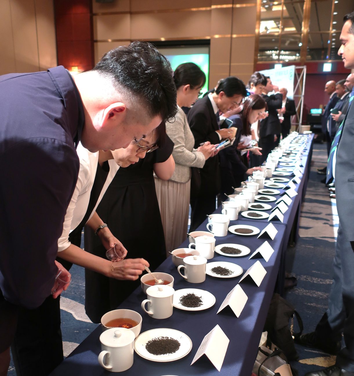27品の紅茶をテイスティングして、購入したい品を選ぶ