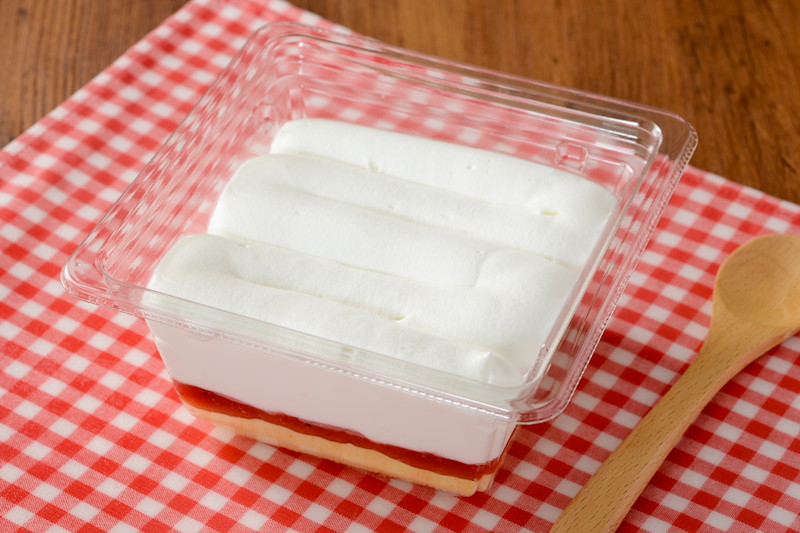 ローソン「よくばりクリームケーキ(いちごソース入り)」