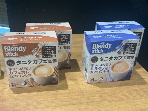 「ブレンディ」スティックシリーズから、タニタカフェ監修の〈ホッとよりそうカフェオレ カフェインレス〉と〈同 ミルクティー カフェインレス〉