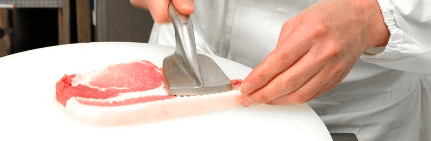 とんかつ まい泉 筋を引き、叩いて肉の繊維をほぐす
