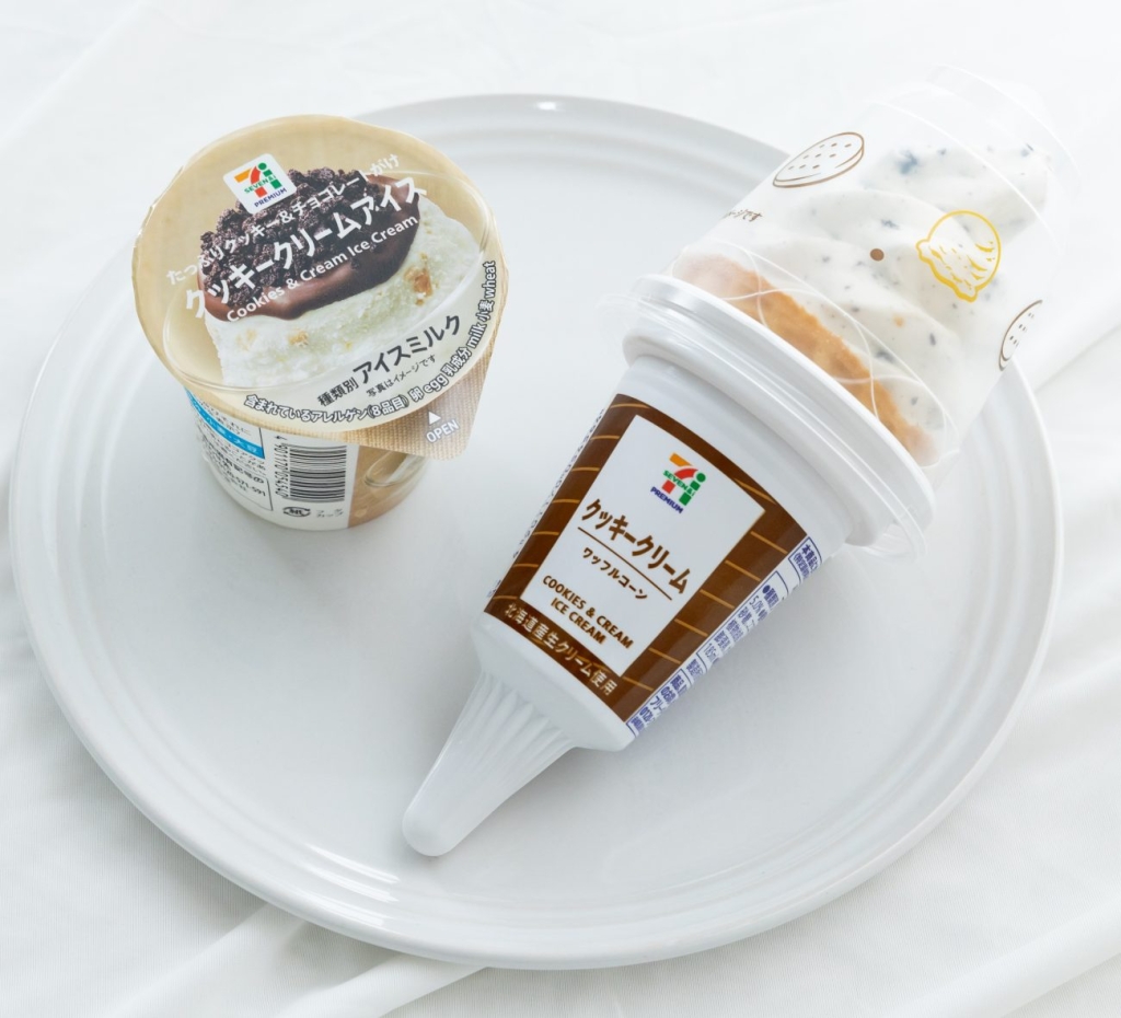『ワッフルコーン クッキークリーム』と『クッキークリームアイス』