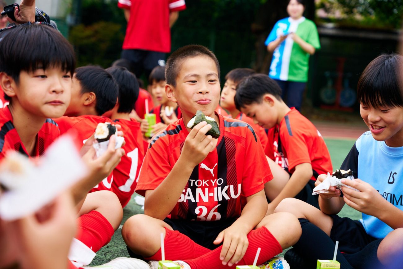 ファミリーマート 東京三育小学校サッカー部へおむすびを差し入れ