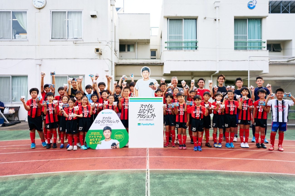 ファミリーマート おむすび贈呈式 集合写真