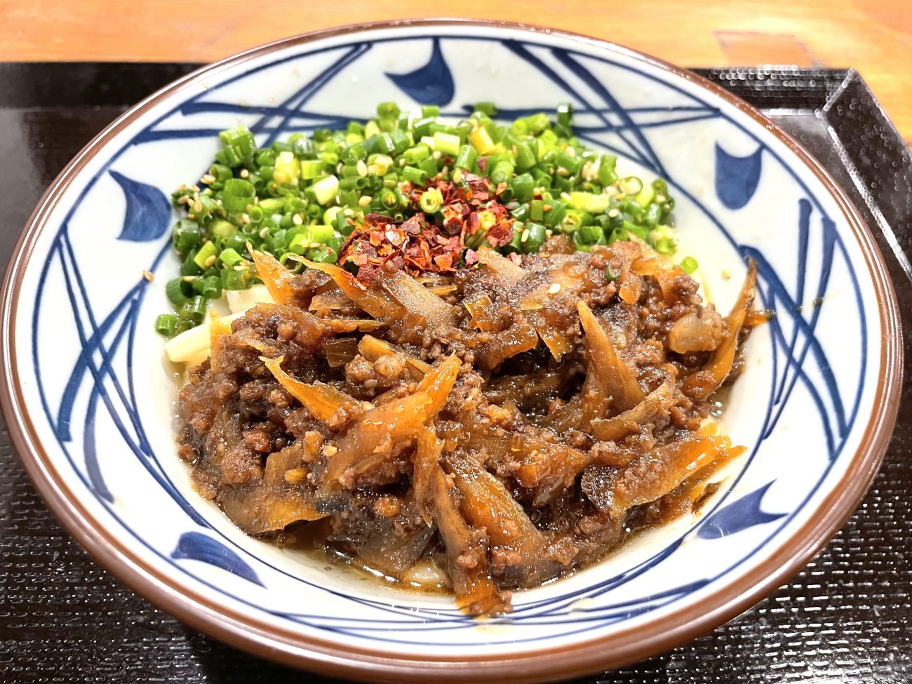 岐阜県の丸亀製麺で販売する「飛騨牛しぐれ煮ぶっかけうどん」