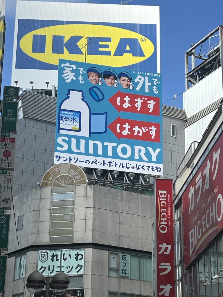 サントリーの渋谷センター街に設置した大型看板広告