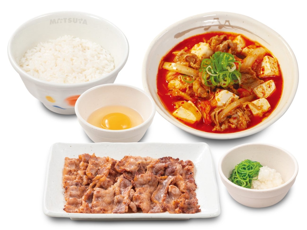 松屋「牛豆腐キムチチゲ牛カルビ焼肉定食」生玉子