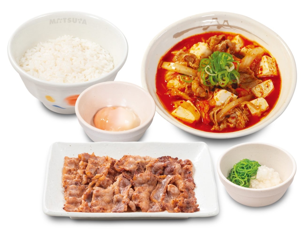 松屋「牛豆腐キムチチゲ牛カルビ焼肉定食」半熟玉子