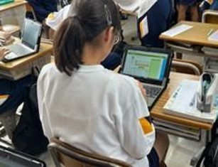 生徒が「あすけん学校教育向け」を使用している様子