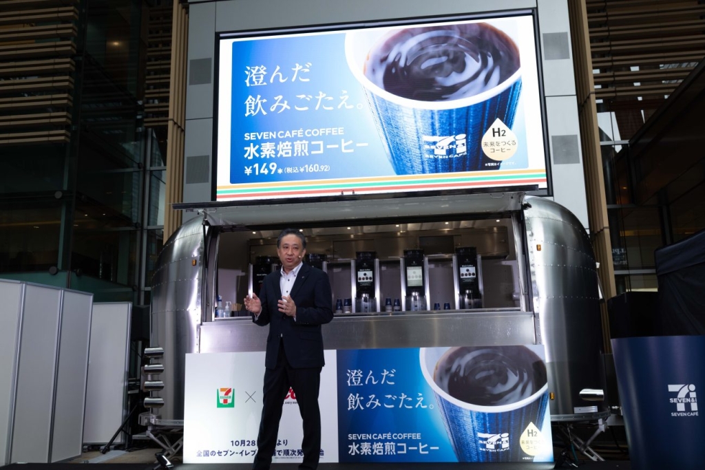 「セブンカフェ 水素焙煎コーヒー」を紹介するセブン-イレブン・ジャパンの阿久津社長
