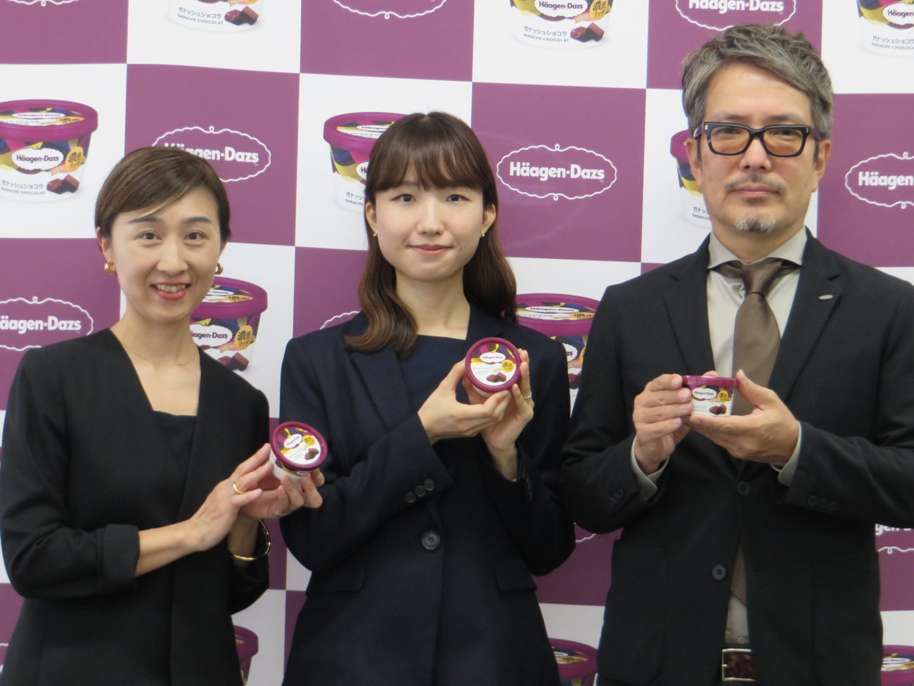 （右から）北川執行役員、渡辺さん、北山マネージャー