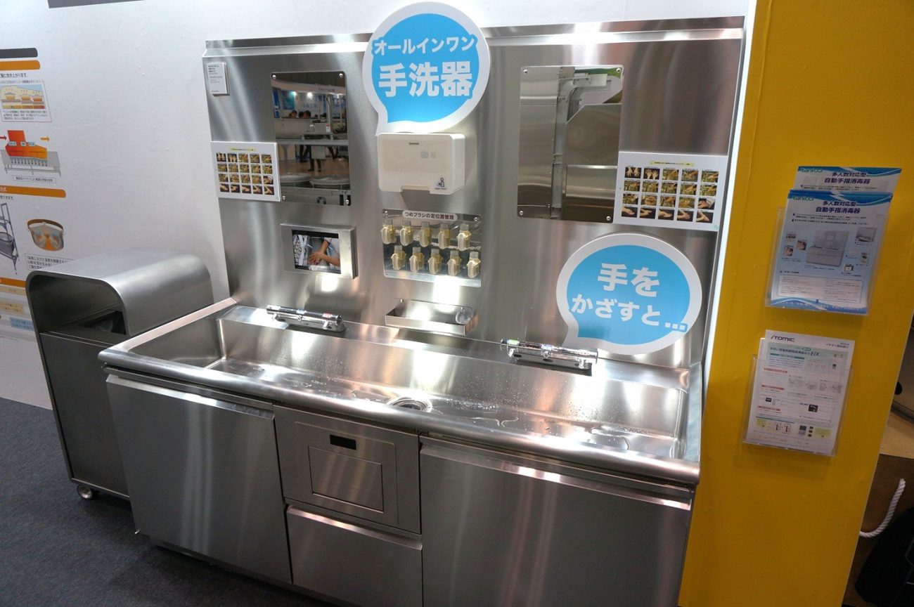 「手洗いマニュアル」の動画を見ながら手洗いができる「多人数対応型自動手指消毒器」(タニコー)