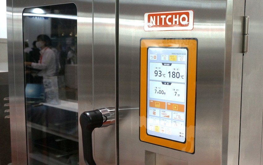 大型タッチパネルにイラストを加え、誰でも直感的に操作できるようにしたスチームコンベクションオーブン(日本調理機)