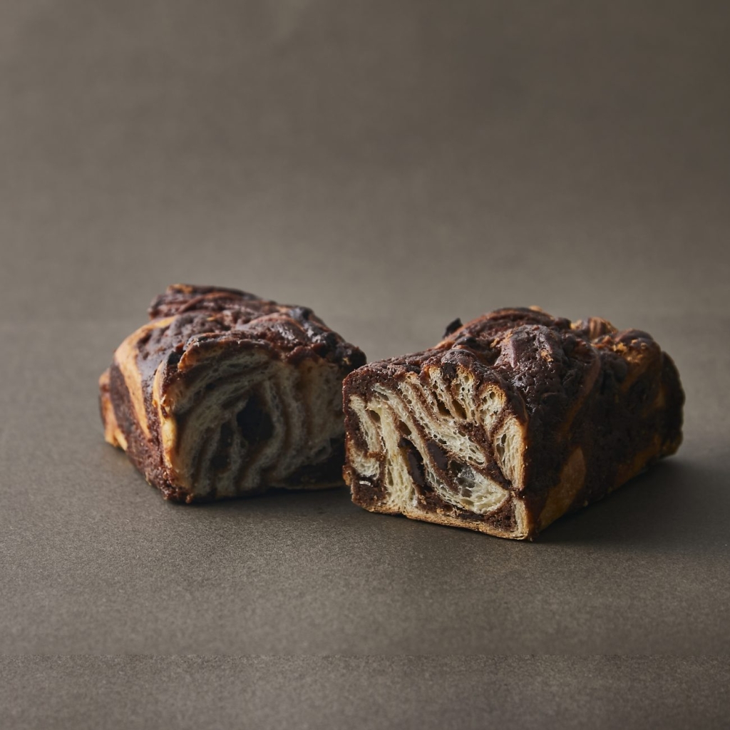 しっとり生地に濃厚チョコレート生地を練り込んだオリジナルバブカ