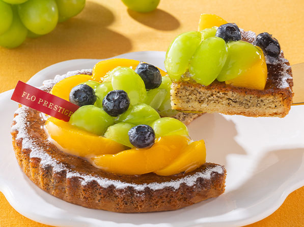 フロプレステージュ「シャインマスカットと黄桃のタルト~紅茶ダマンド~」