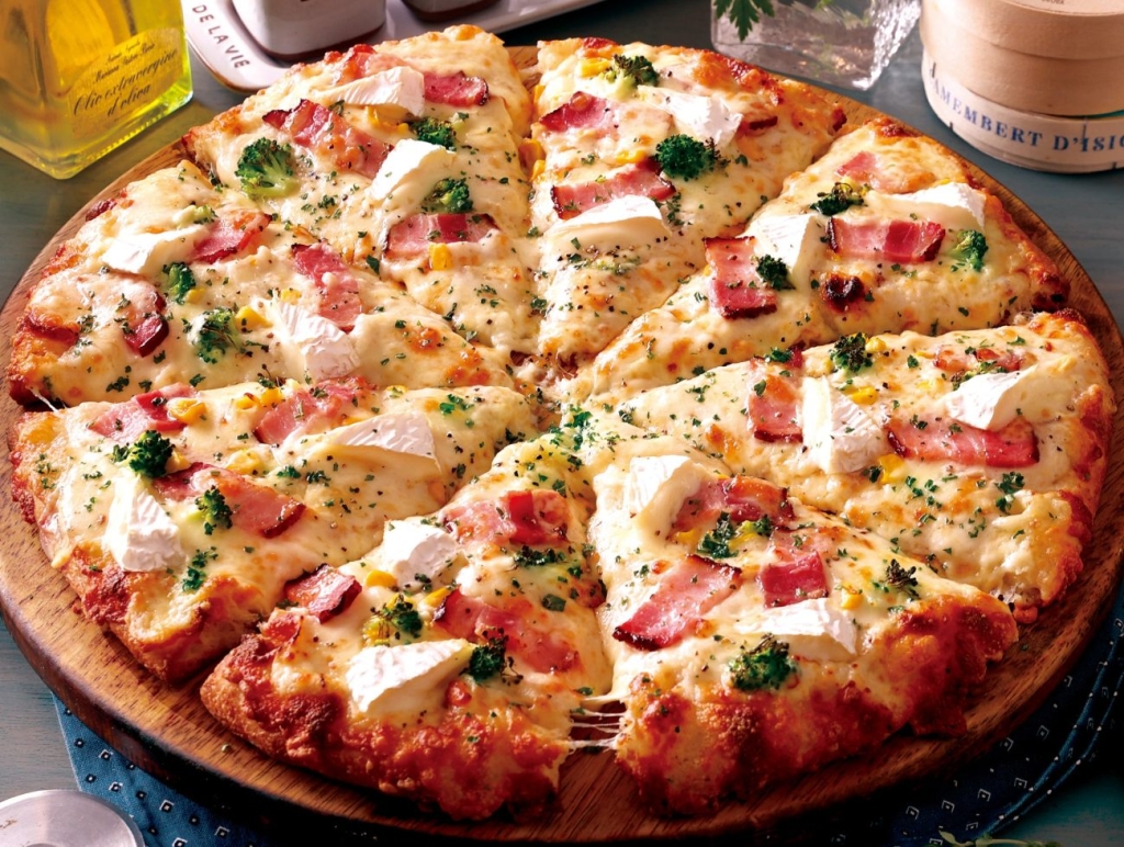 熟成ベーコンと北海道カマンベールのクリーミーピザ
