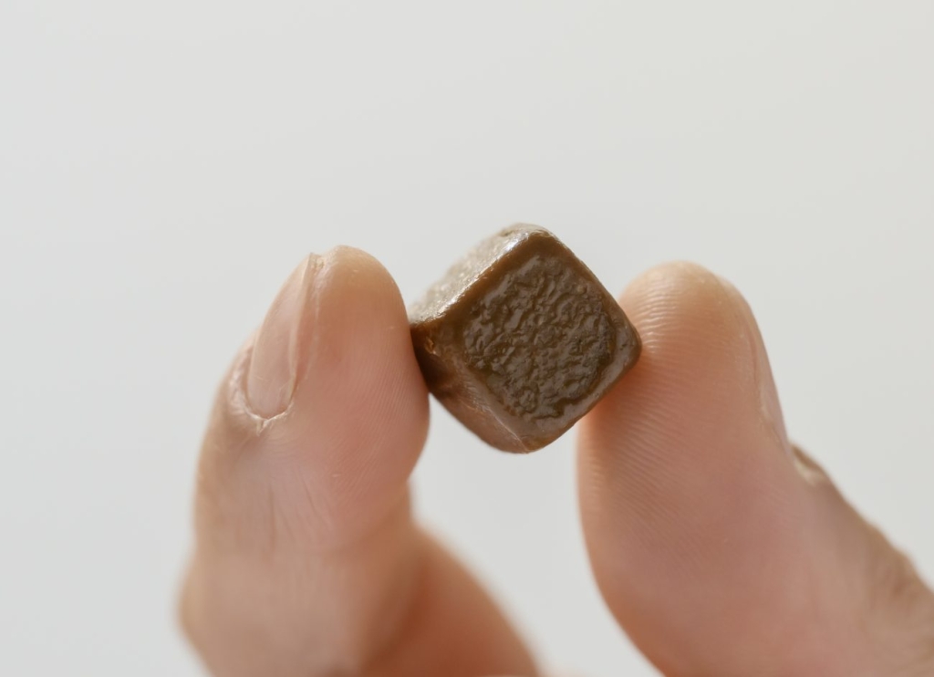 手が汚れにくい表面コーティングを施した