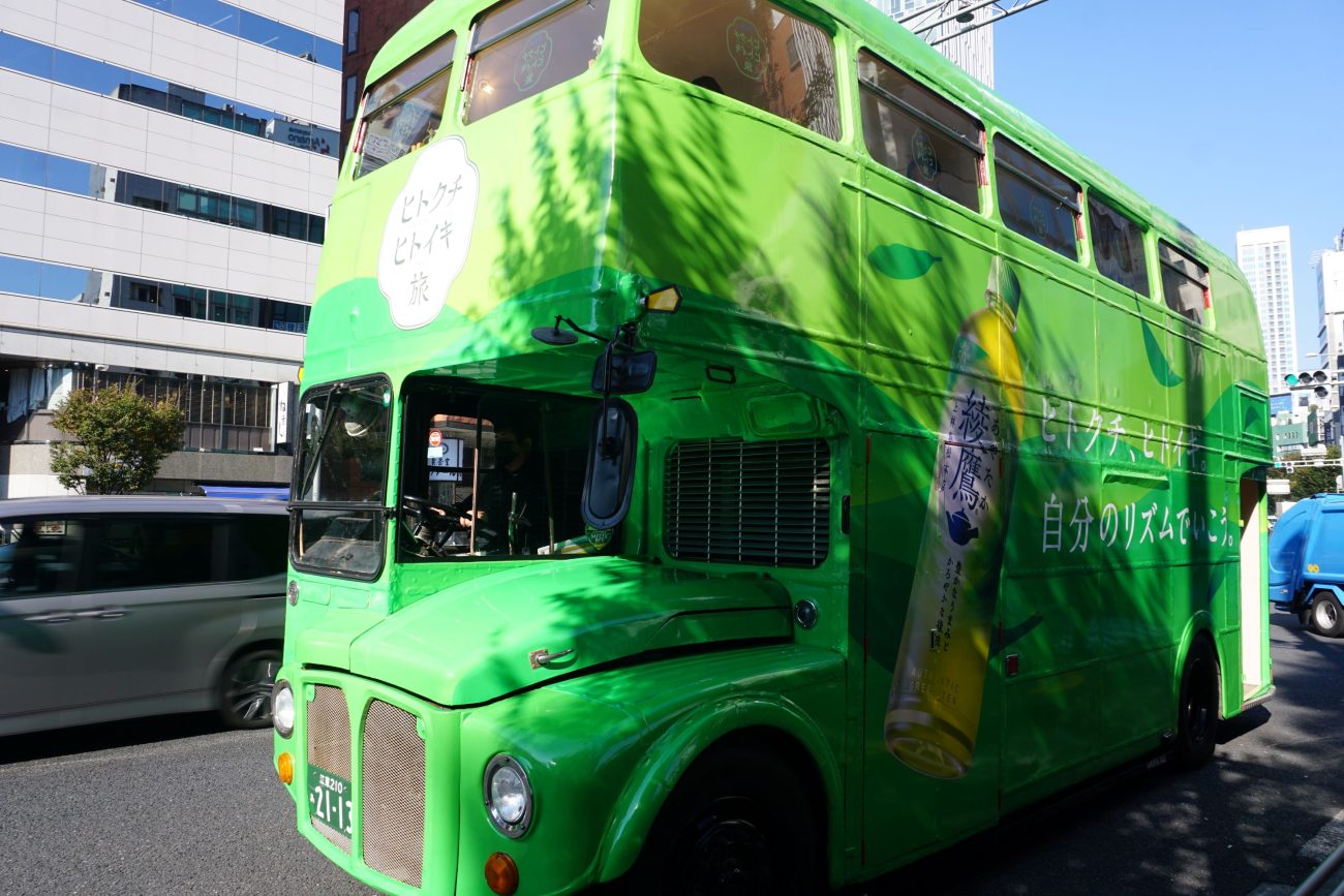 「綾鷹」がVTuberらでんさんが案内するバスツアーを実施