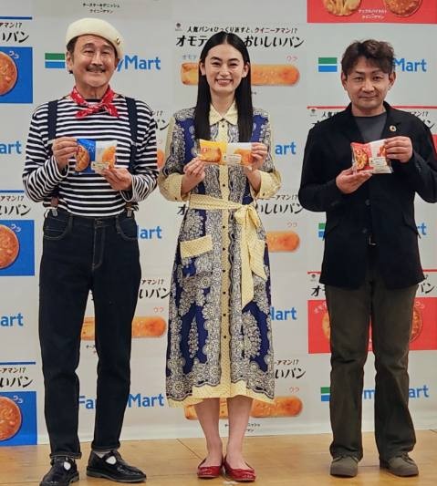 八木さん（中央）と吉田さん（左）と鈴木部長（右）