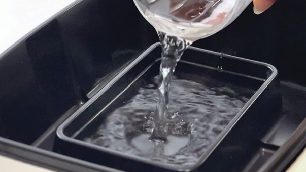 2. 内側の線まで常温の水をそそぐ。