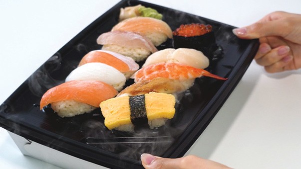 4. 寿司のトレーにのせる。