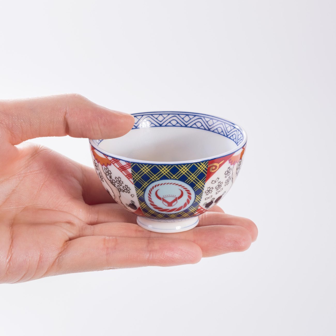 先着3,000名にプレゼント 「干支文字入り超小盛丼」、ちょっとした小物入れにも使える