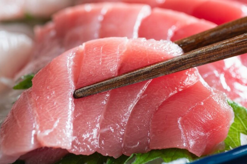 本マグロを盛り合わせで提供