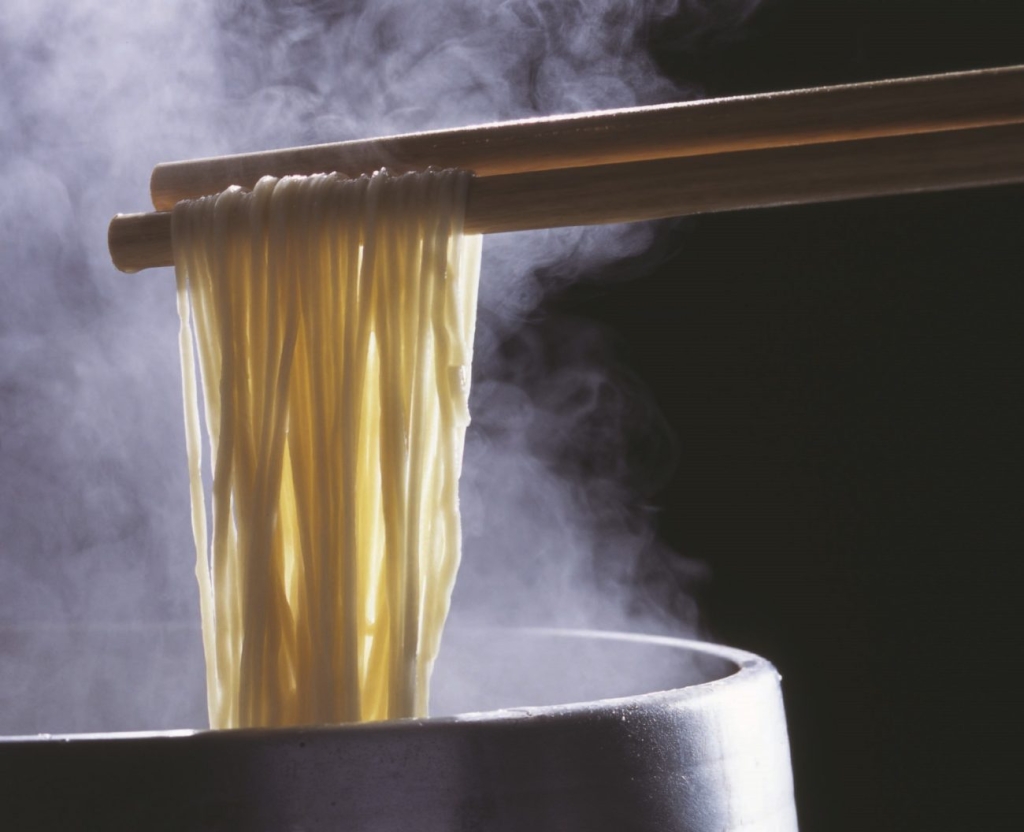 うどんは、独自製法により毎日店内で製麺している