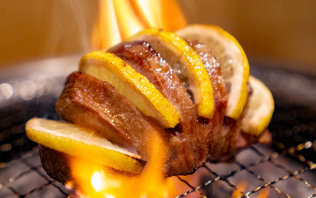 特別イベント「“超”（スーパー）イイニクの日 ブラックビーフフライデー」を開催、写真は“肉塊”レモン牛タン