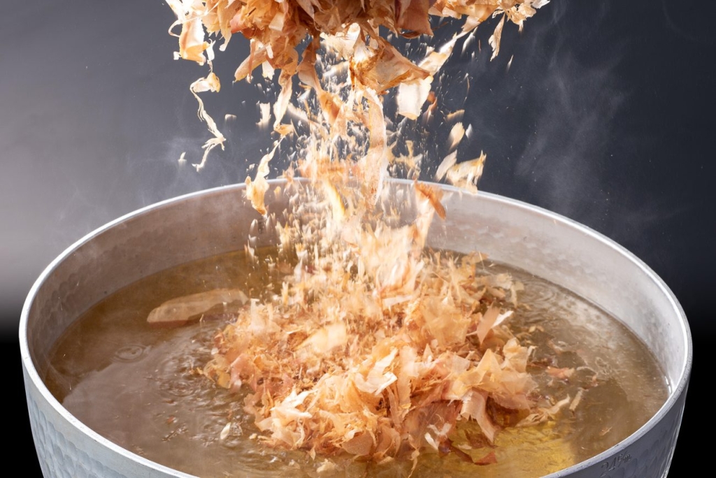 熟成されたかつおの枯節や宗田節から旨味を引き出す