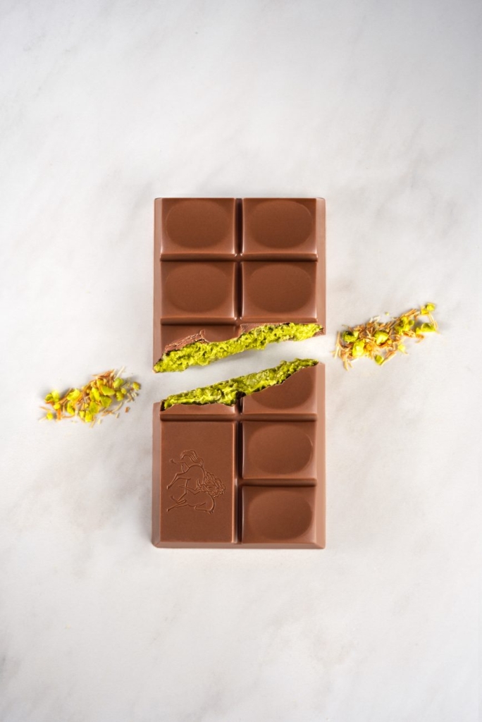 ミルクチョコに香ばしいピスタチオフィリングとカダイフを入れた