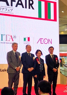 「イオン イタリアフェア」セレモニーの様子、古澤社長（左から二番目）とイタリア大使館関係者ら