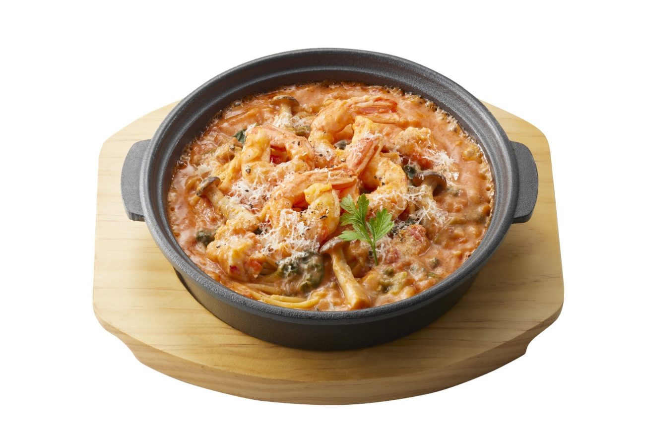 ジョリーパスタ「“鉄板パスタ”ずわい蟹と赤エビのトマトクリームソース」