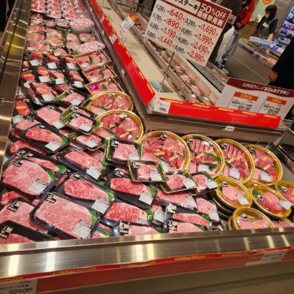 ヤオコー岩槻本丸店 精肉売場は豊富に品揃えする