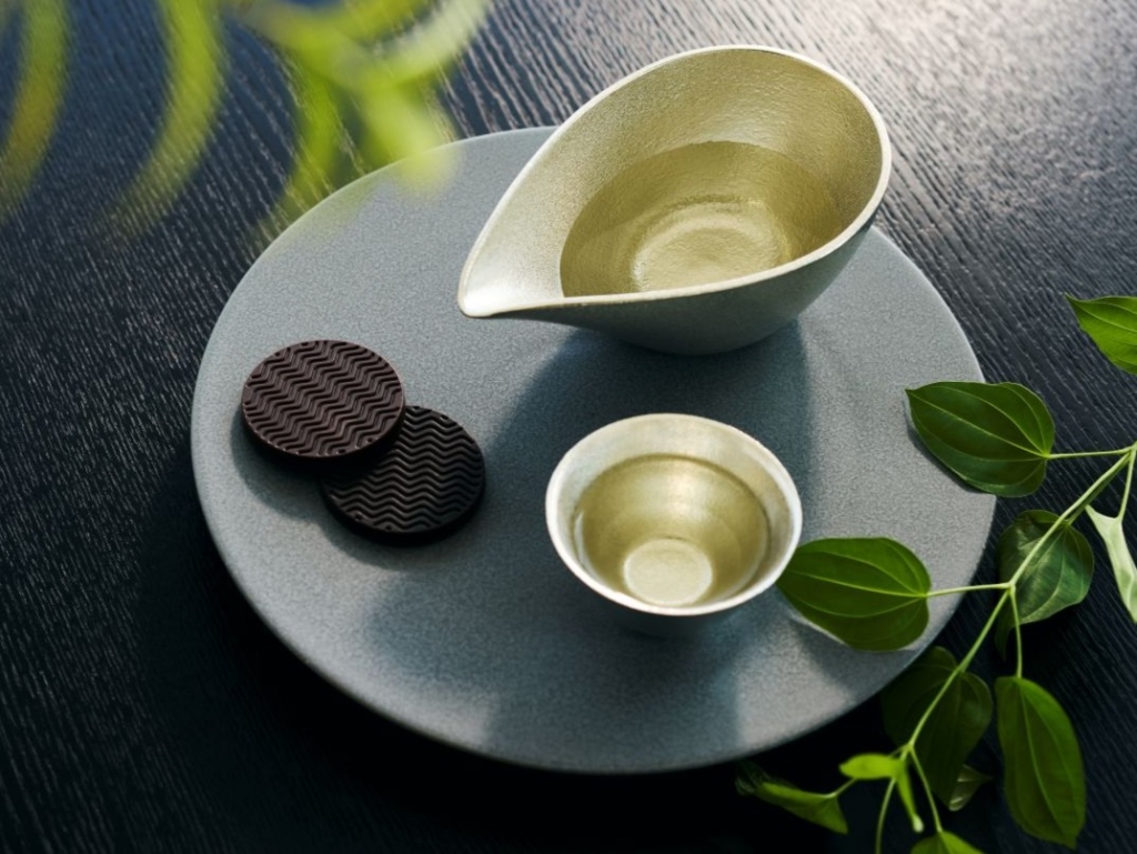 「YOINED」の新作(左)と日本酒のマリアージュ提案