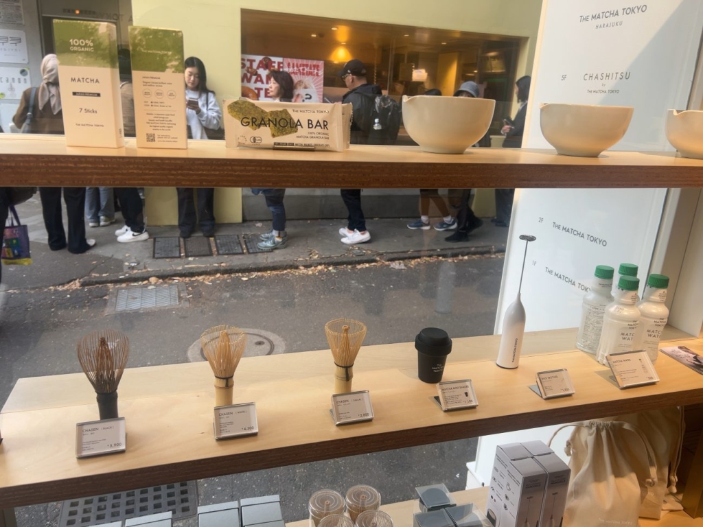 1階ではグッズやスイーツなども販売されている