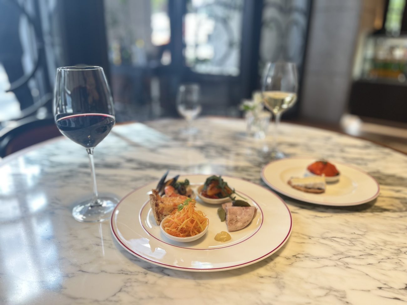 お酒と一緒に前菜を楽しむ「アペロ文化」が体験できる