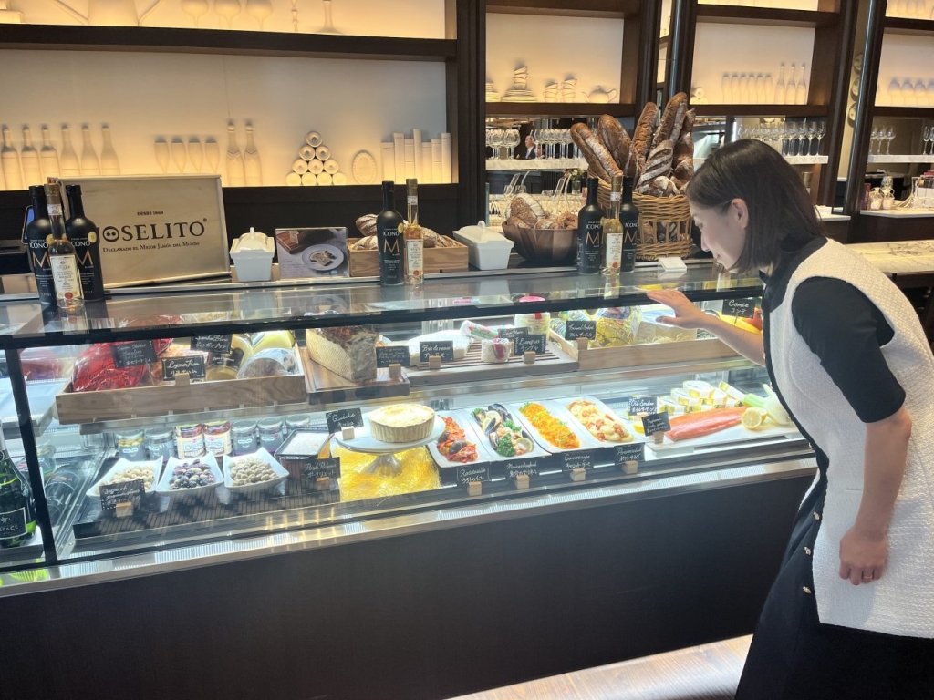 ショーケースには常時20種以上の前菜が並ぶ