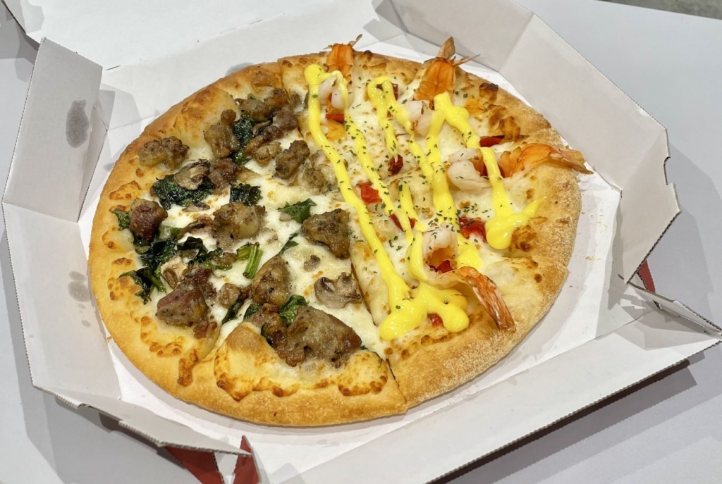 ドミノ・ピザ「炭火焼ビーフと海老の贅沢ハーフ&ハーフ」