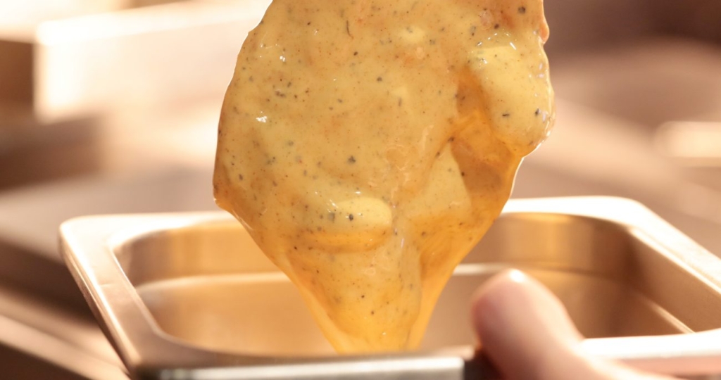 フレッシュネスバーガー 店内で生チキンに1枚ずつ衣づけ