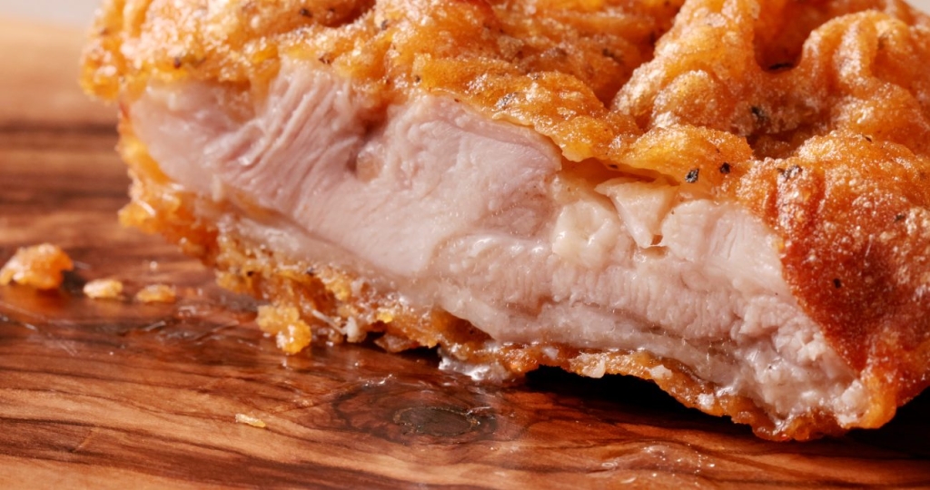 フレッシュネスバーガー ジューシーで柔らかい肉質の若鶏の上もも肉(サイ)を使用